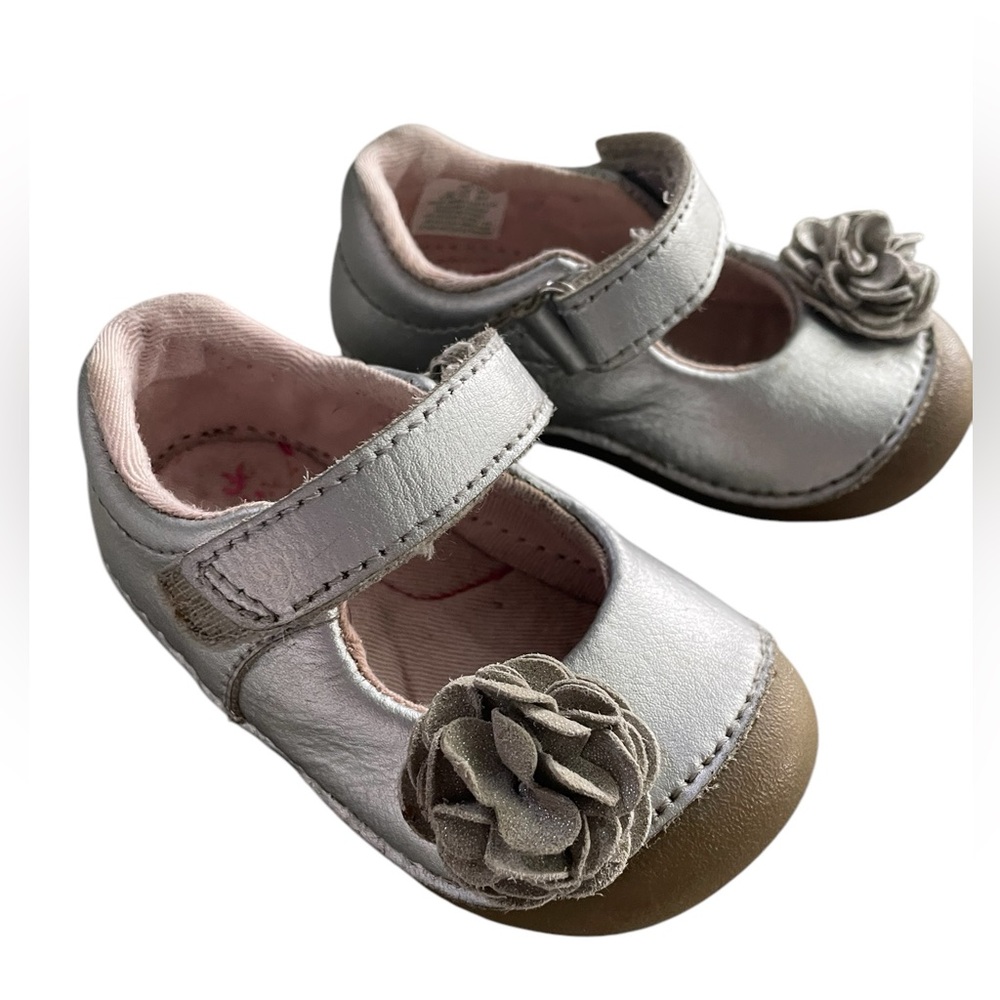 Stride Rite Silver Leather Mary Jane Rosette size 4.5W - Picture 2 of 6